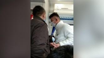 火车上一乘客眼睛受伤看不见，陌生男子主动搀扶其上厕所