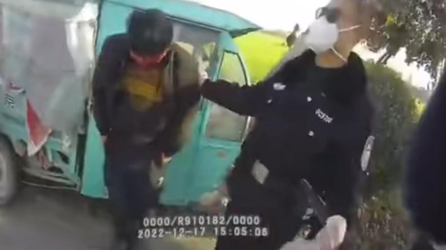 男子車禍受傷，民警到場“秒變”醫生施救