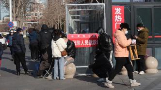 嗓子疼咋回事？陽了吃消炎藥管用嗎？解讀十個發熱門診高頻問題
