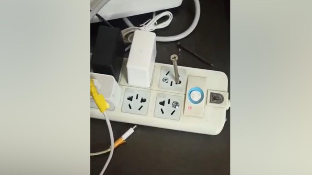 孩子把螺絲釘插入電線插座中,媽媽直呼后怕
