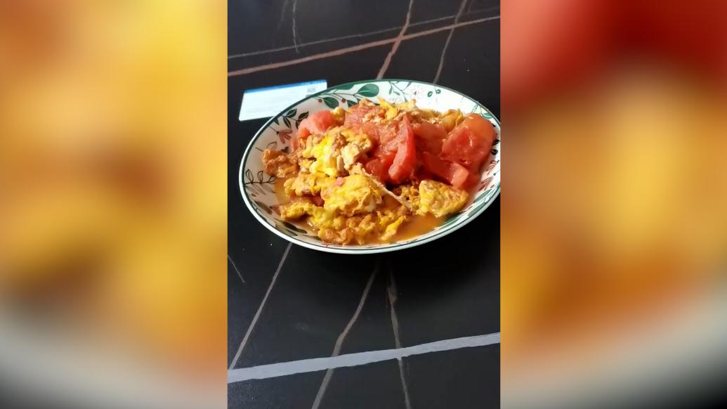 媽媽核酸陽性，8歲兒子主動下廚炒菜