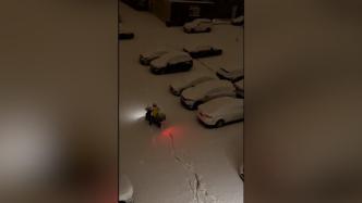 外卖小哥深夜冒雪送餐，拍摄者：很不容易，车子一直打滑