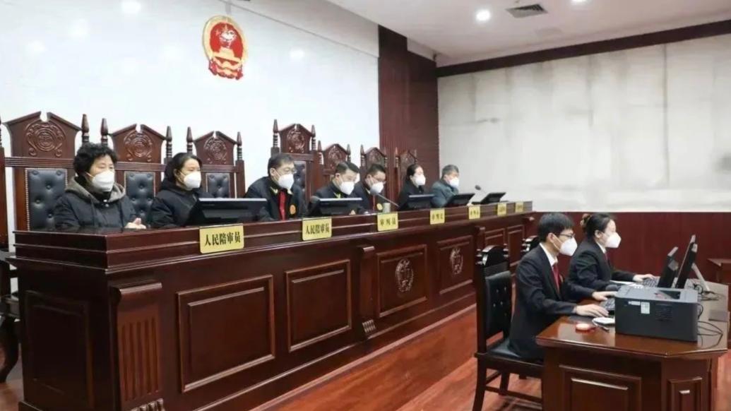河南女子举报“父亲被打死”，2名被告人受审