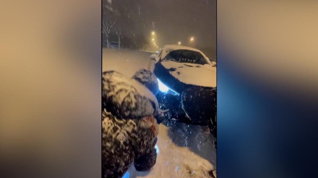 男子两次停车救援被困雪中的车辆：做了力所能及的事