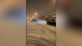男子下班回家，两次停车救援被困雪中的车辆