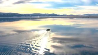 新疆赛里木湖：冬日湖面犹如天空之镜