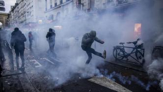 巴黎库尔德社区遭致命枪击后，抗议转向暴力引起警民对峙