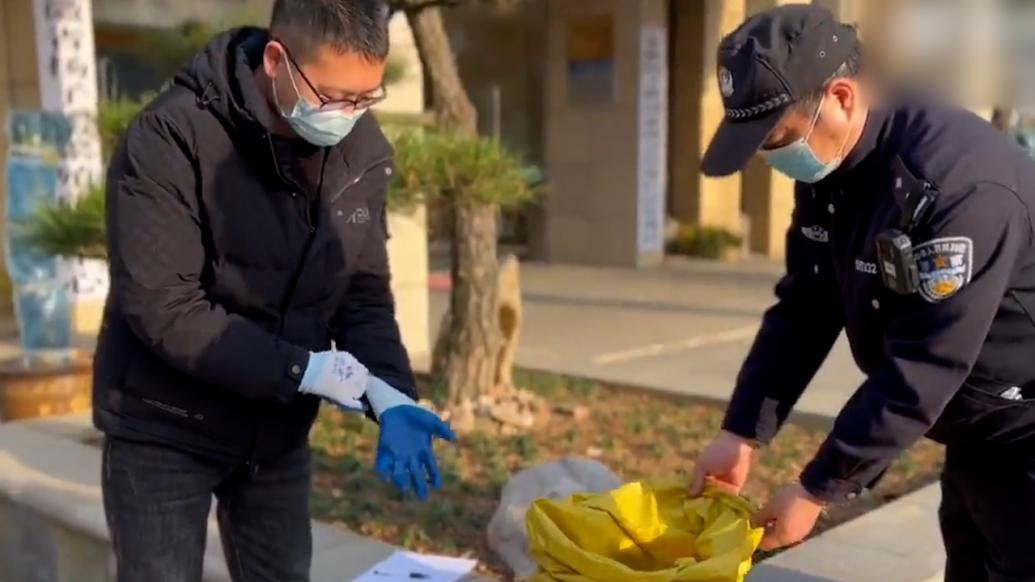 群眾發現受傷鳳頭鷹,民警將鷹轉送至救助中心
