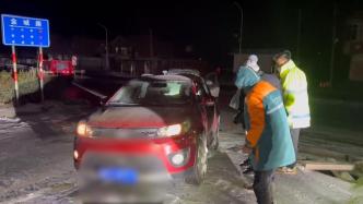 女子雪天驾车滑进路边沟中，救援队员及时搭手助脱困