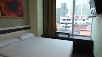 新加坡小伙告别住了两年的酒店：经历分手和涨价