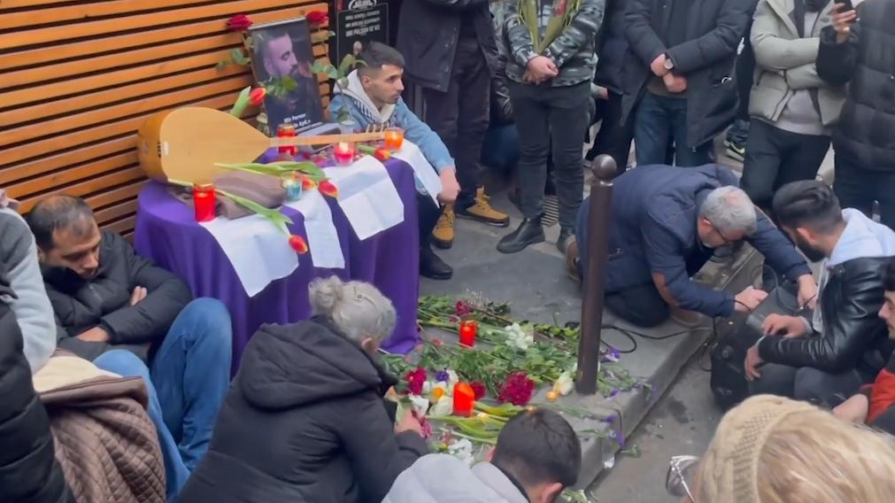法国巴黎库尔德社区发生枪击事件，民众哀悼遇难者