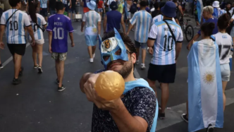 20万法国球迷请愿重踢世界杯决赛，阿根廷球迷：法国别哭了
