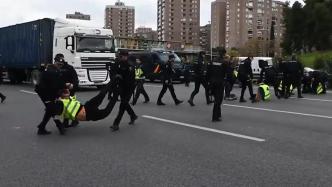 西班牙环保人士堵路抗议，被警方强行带走