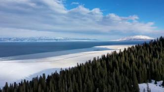 新疆赛里木湖迎来最美冬景