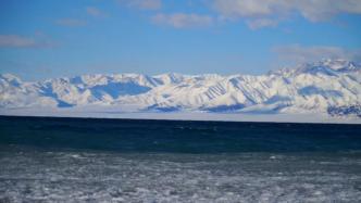 新疆赛里木湖迎来最美冬景
