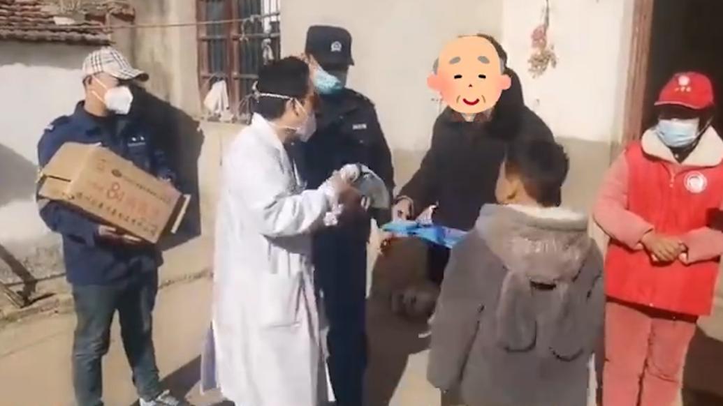 民警聯合多部門上門,為家庭困難老人送藥