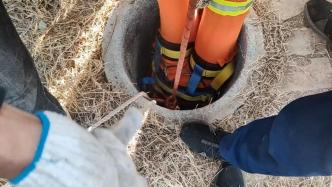 两位老人不慎坠井，消防员倒立下井救援