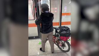 大妈在地铁站内骑行自行车，客服：车符合标准可带但不许骑