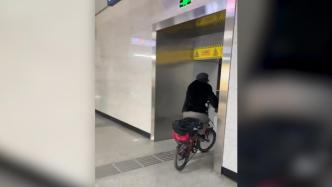 大妈在地铁站内骑行自行车，客服： 合规车可带但不能骑
