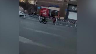 三名幼童骑玩具车被困车流，热心市民报警求助