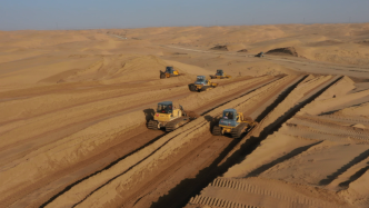 沙漠上建新能源基地：总投资超800亿元，这一超级工程开工