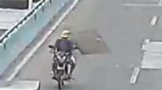 漳州一男子骑车被飞来货物砸头，因戴头盔安然无恙