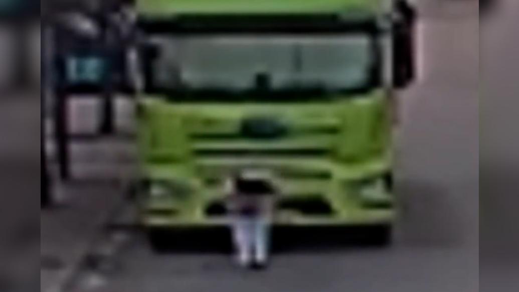 民警帮找回电动车,女孩向监控鞠躬致谢