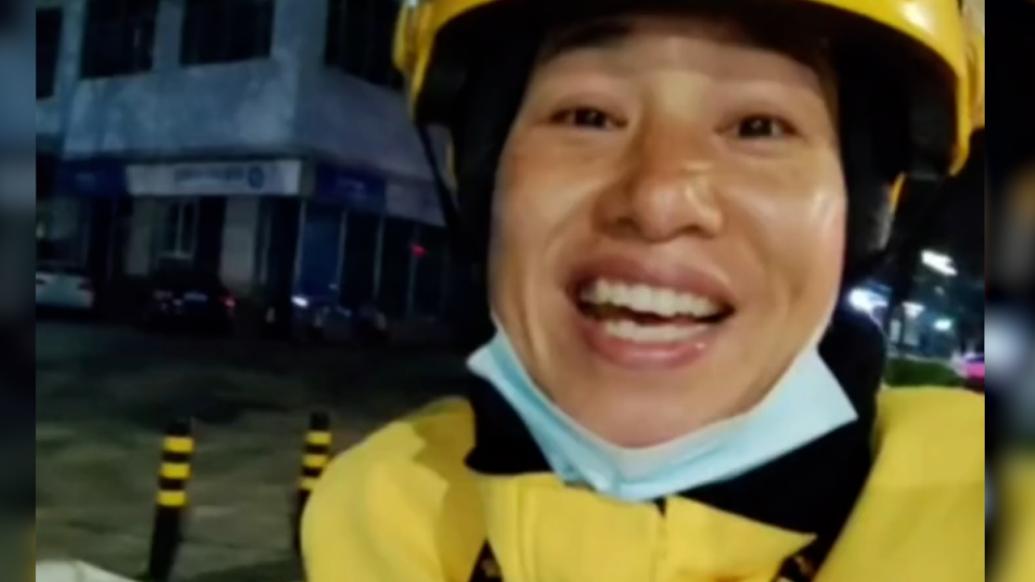 外賣大姐接到“幸運(yùn)訂單”高興得合不攏嘴