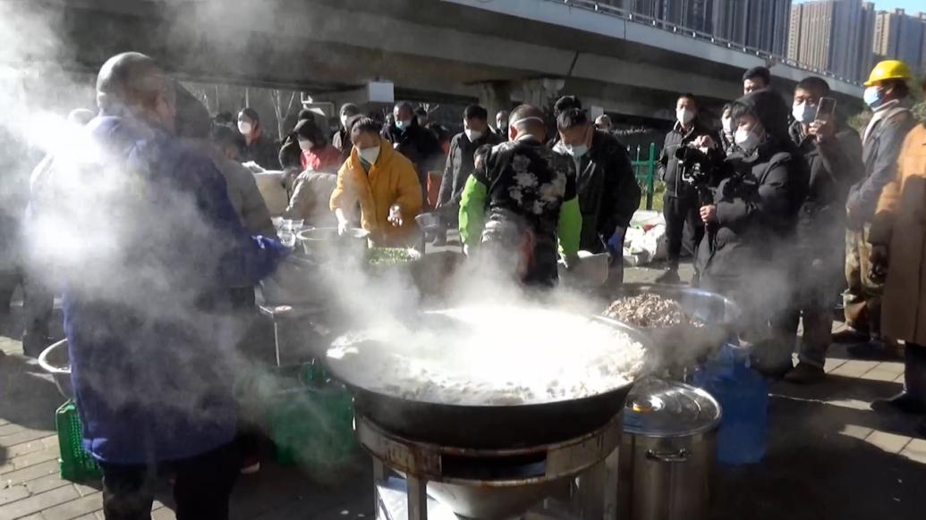 郑州多名爱心人士做羊肉汤请农民工免费吃