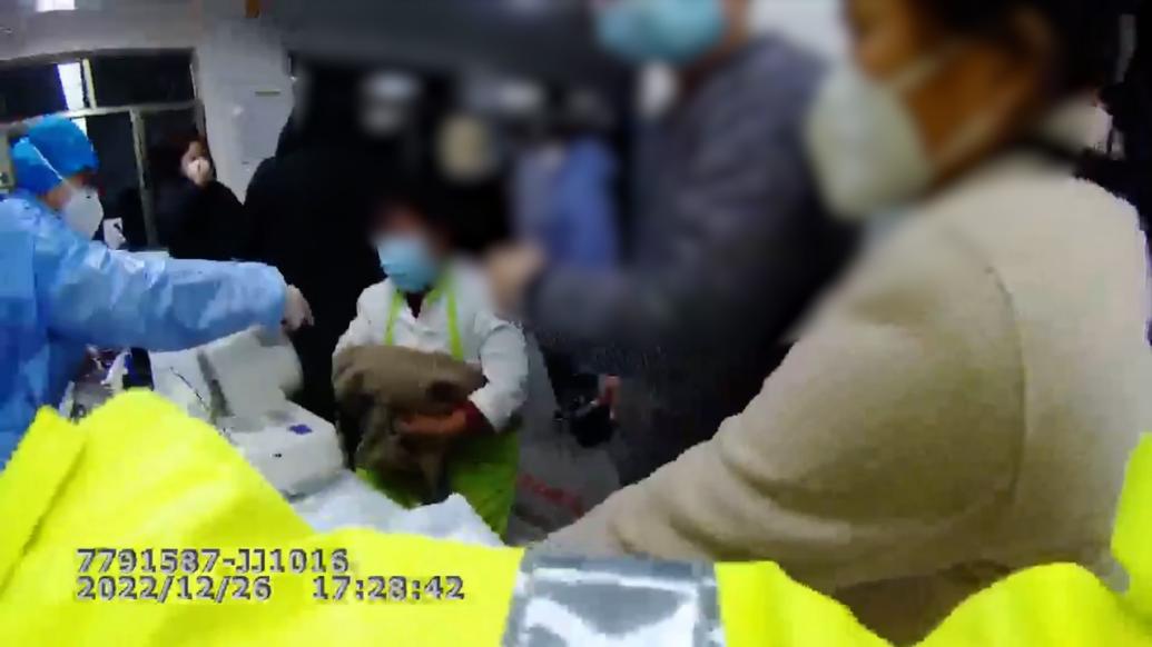 女子手部斷裂急需就醫,輔警爭分奪秒護送