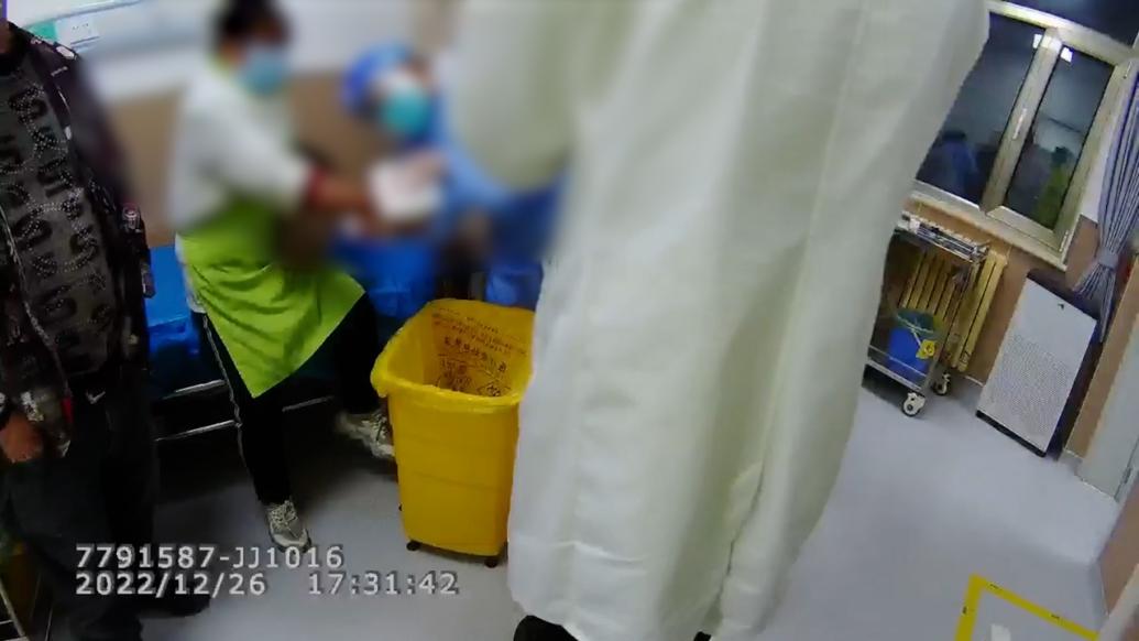 女子手部斷裂急需就醫(yī),輔警爭分奪秒護(hù)送