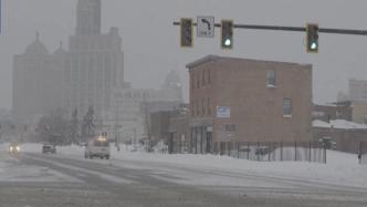 美国冬季风暴重灾区雪深难清理，交通电力仍未完全恢复