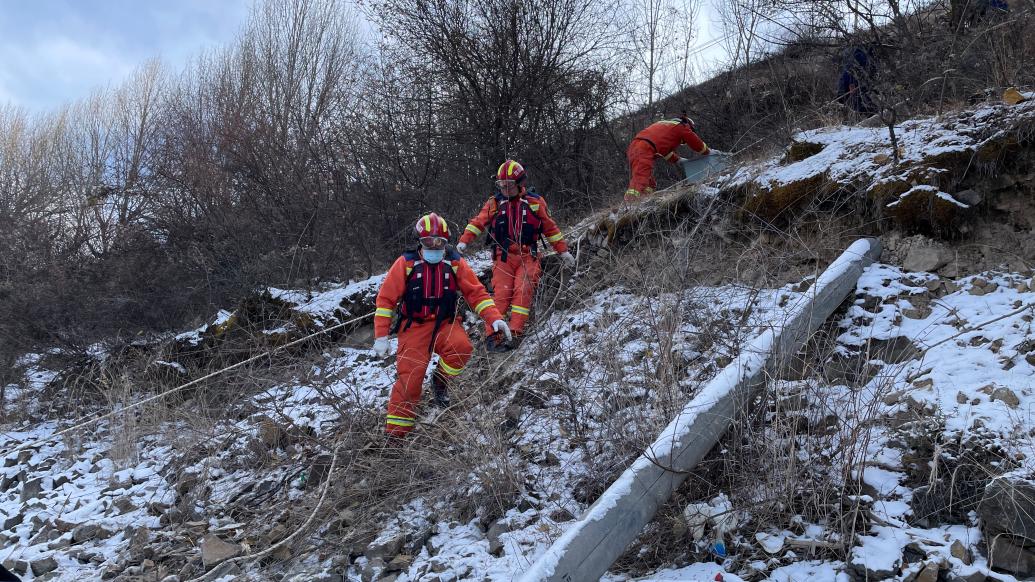 零下十摄氏度冰雪天小车坠河3人被困，甘孜炉霍消防挺身救人
