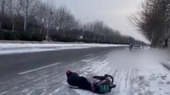 老人雪地摔倒路过司机拍视频后扶起
