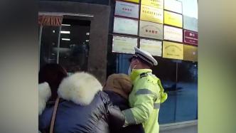 老人就医途中车辆爆胎，高速交警开警车护送