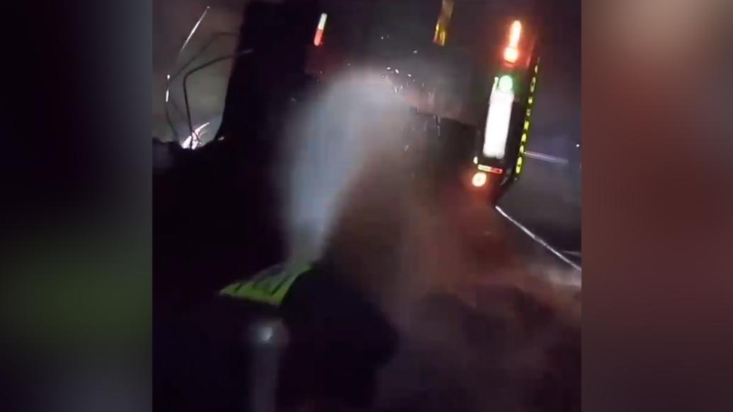 兩車相撞，車上爆竹爆燃起火