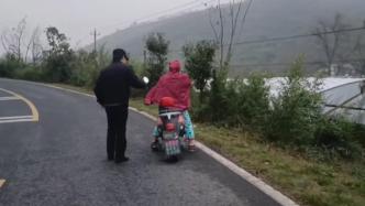 大姐半路電瓶車沒電求助派出所，警察火速來幫忙