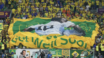 巴西球迷悼念球王贝利：我们失去了一个传奇
