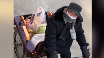 七旬老人骑三轮车给养女送蔬果，网友：天气很冷父爱很暖