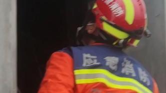 工人被断裂的钢缆击中困在30米高台，消防高空救援