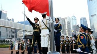驻香港部队于中区军用码头升起国旗，官兵面向国旗庄严敬礼