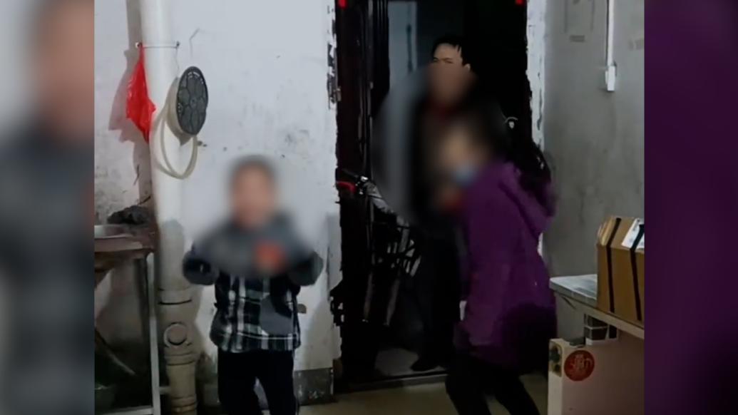 在工地的爸爸带礼物回家孩子高兴迎接，网友：幸福真的很简单