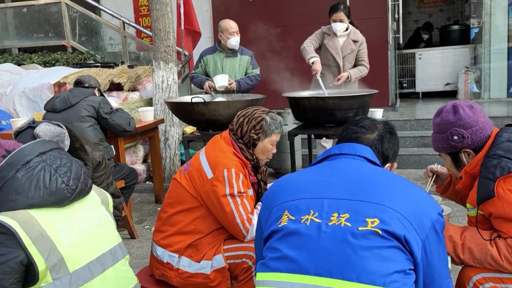 饭店老板为环卫工煮腊八粥：希望在寒冬有温暖_七环视频_澎湃新闻-The Paper