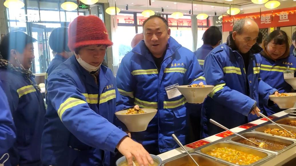 郑州一饭店请环卫工人免费吃饭