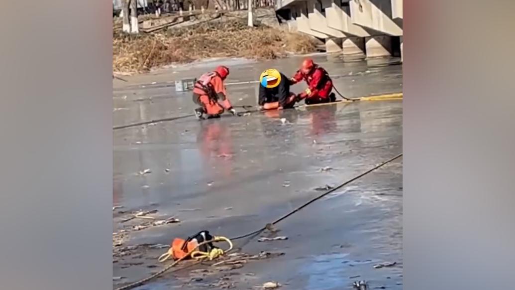 男子捞鱼落水，消防员跳冰坑救人