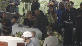 “球王”贝利遗体告别仪式在巴西桑托斯市举行
