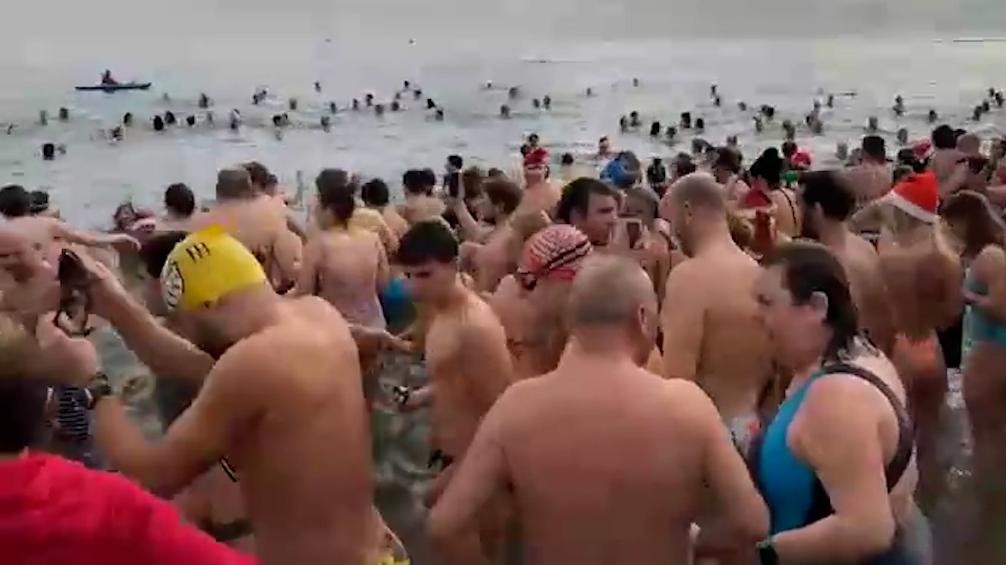 西班牙巴塞罗那居民参加传统新年游泳活动