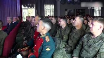 俄罗斯驻叙利亚部队收新年礼物，看歌舞表演贺新年