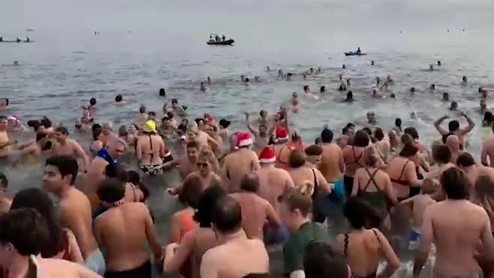 西班牙巴塞罗那举行传统新年游泳活动