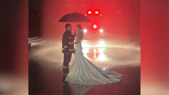 “消防版”婚纱照氛围感满满